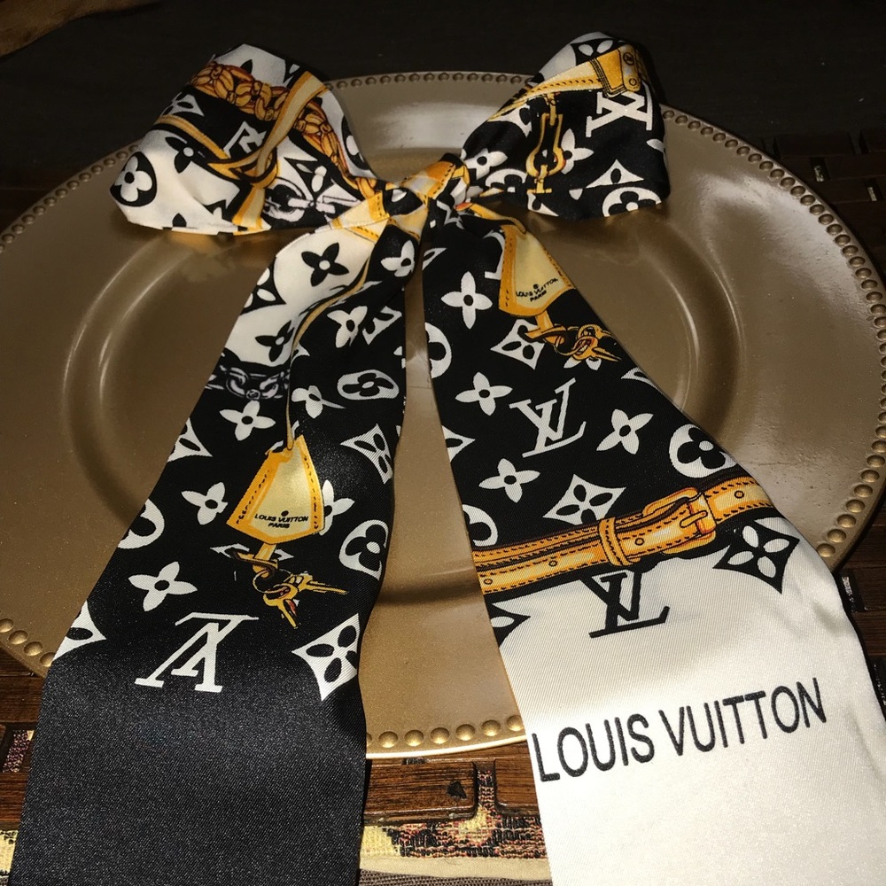 LV scarf